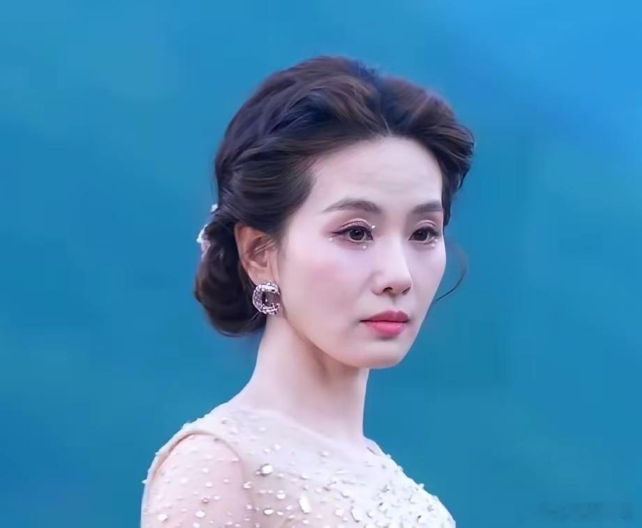50岁的李小冉和不到40的刘诗诗。