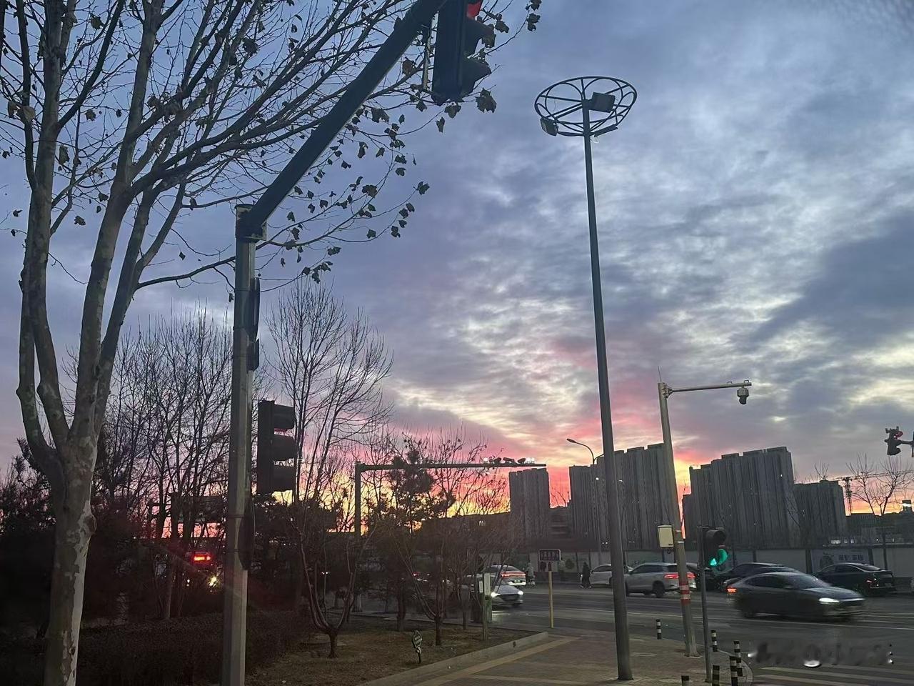 邻居老太是个离休干部，每个月的工资很高，育有3个儿子和1个女儿，老头走的早，邻居