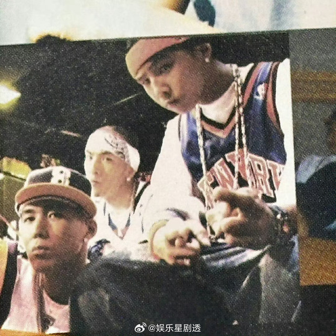 中学时期的权志龙权志龙中学旧照权志龙中学旧照大公开，舞台上拽到飞起的酷盖，学生