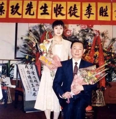 这是1995年，梅葆玖先生收李胜素为徒时的合影。当时李胜素29岁，梅葆玖
