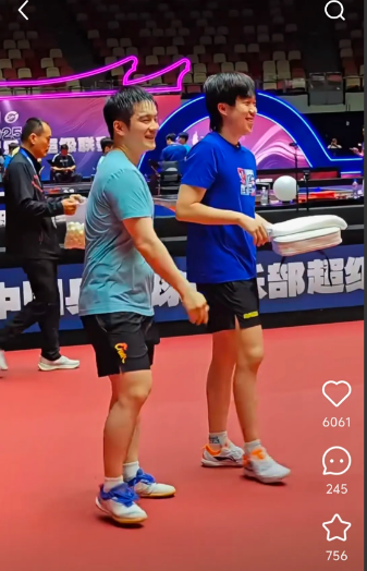 王楚钦：听说你今天跟大满贯热情击掌了？王楚钦昨天悄咪咪地到达厦门，开始了乒超的