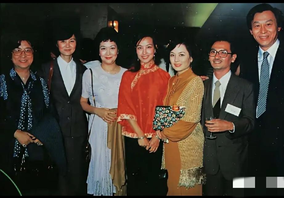1981年，电影《原野》的香港首映礼上，女主角刘晓庆身穿鲜艳的红色夹袄和观影的艺