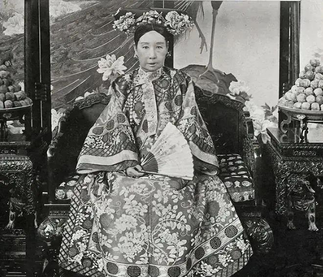 1900年9月，慈禧太后西逃途中，向乔家借贷三十万两白银。庚子年乱局，紫
