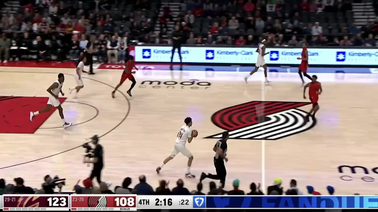 杨翰森闪电快攻惊呆全场！队友篮板未到已奔袭得分