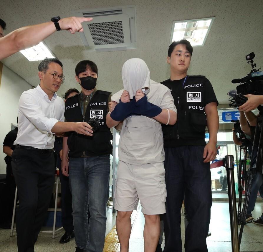 韩国警方刚刚披露，杀害中国女留学生的30岁嫌犯郑某，在供述中承认自己分多次将25