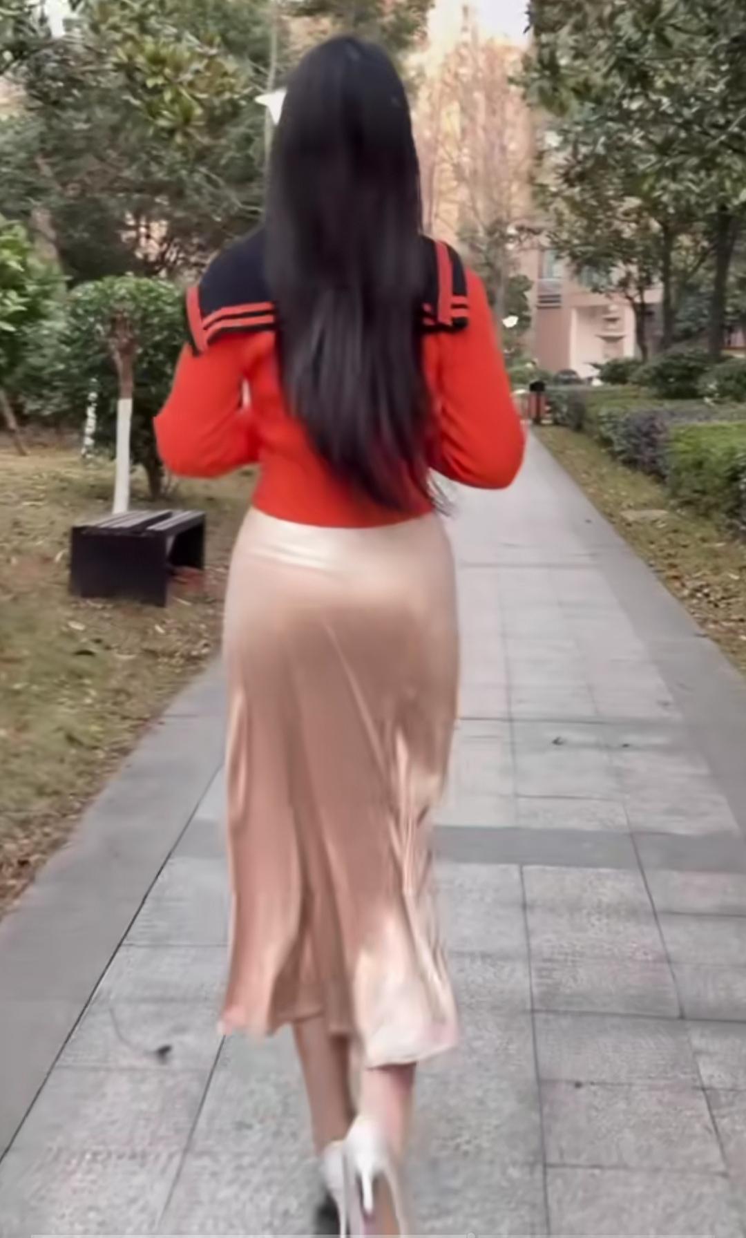 谢谢邀请，试对上联：上联：夏去花别树，下联：秋来果压枝。上联“夏去花别