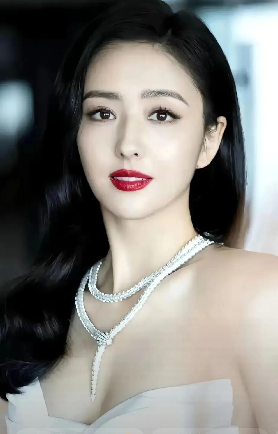 海南岛电影节红毯，41岁的佟丽娅美出新高度，生图直接杀疯，热搜预定！