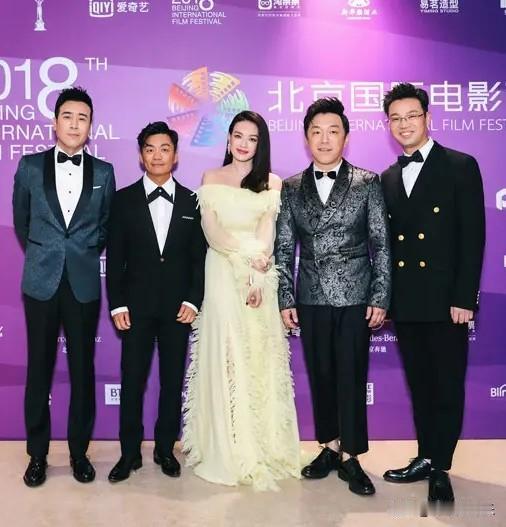 认出来了于和伟、王宝强和黄渤，其余两位有点面熟，特别是中间的女生，一袭白色拖地长