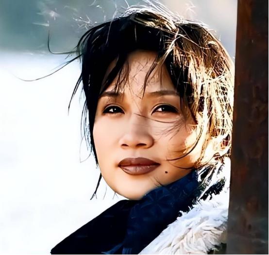 2000年，姜昆在国外偶遇已经出家的李娜，出于好奇，姜昆问她到底为什么出家？令他