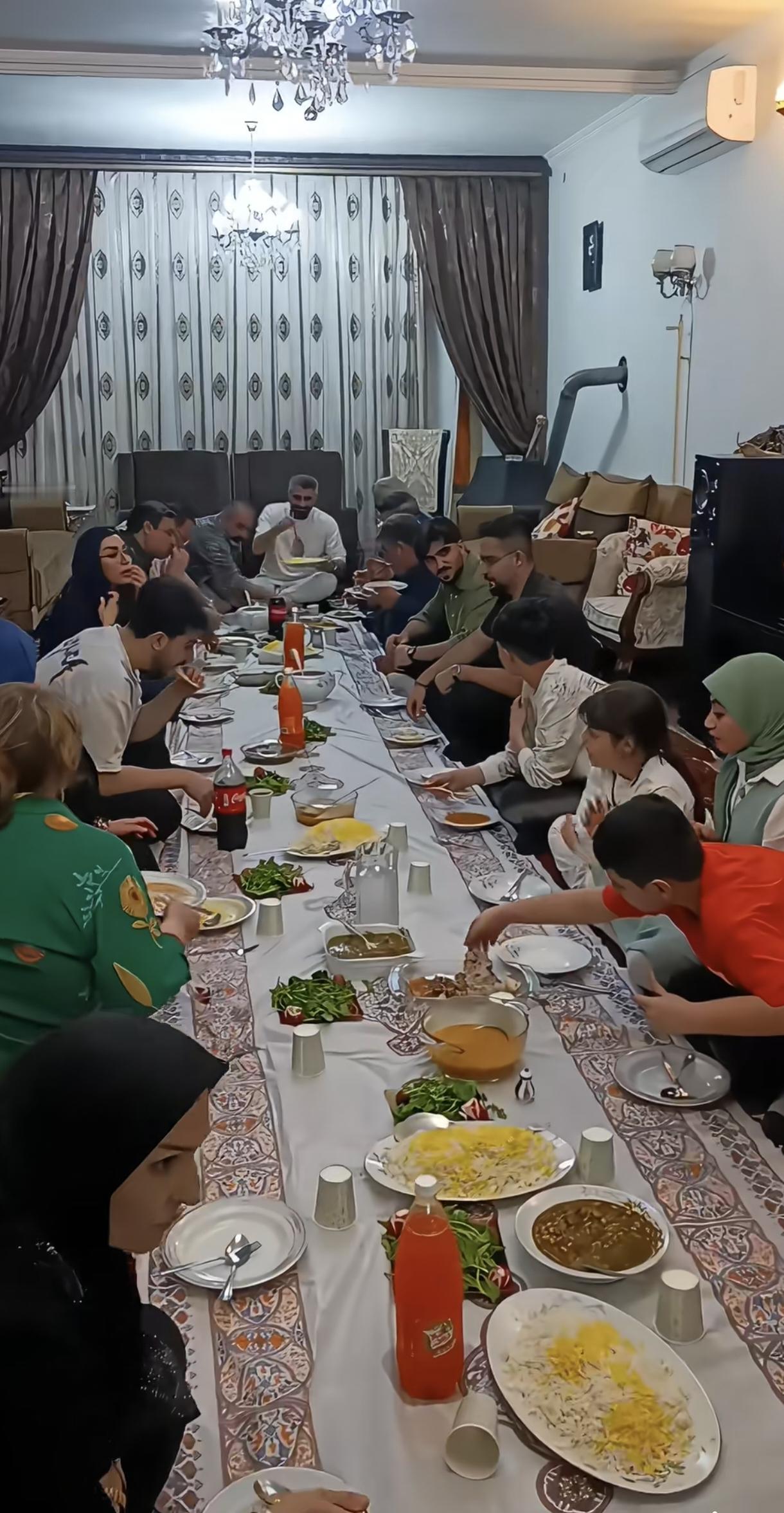 伊朗人吃饭席地而坐，不用买大餐桌了，更不占地方。好热闹，温温暖暖的感觉。十几个人