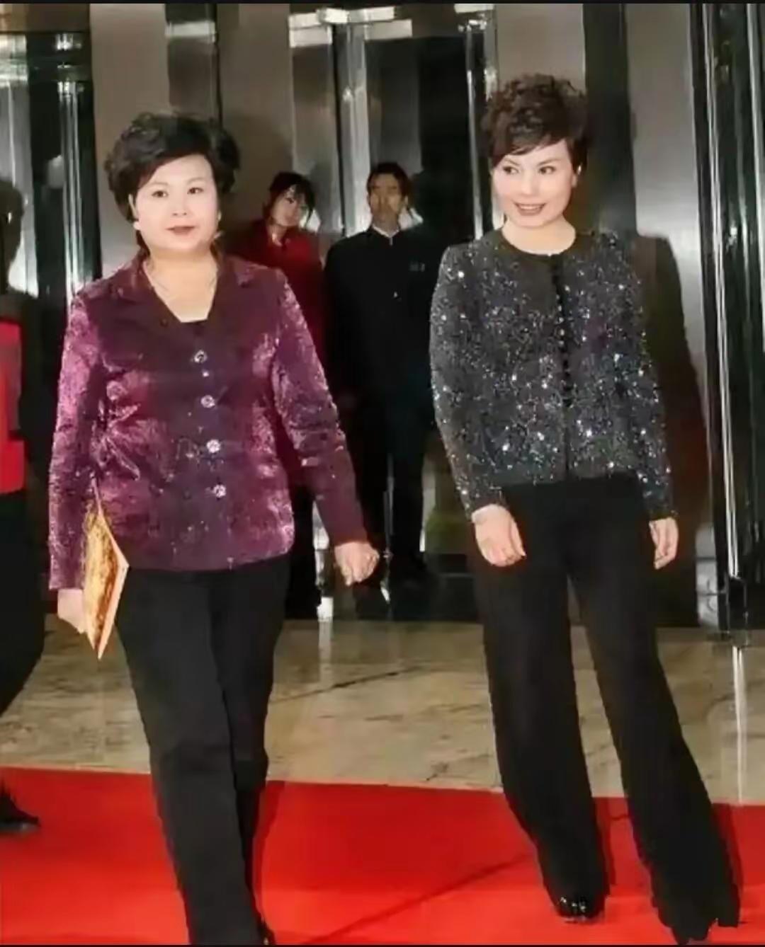 央视大姐大，一同把班下。新闻联播组，主持有她俩。