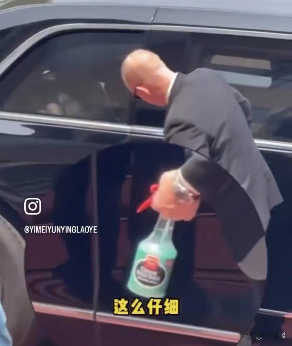 一位记者，拍摄特勤局在保养“野兽”结果，擦车用的这个产品火了。图片展示的是