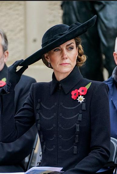 运动员出身的夏琳王妃也瘦了，凯特王妃因为前两年患上了癌症，身形消瘦。夏琳王妃年