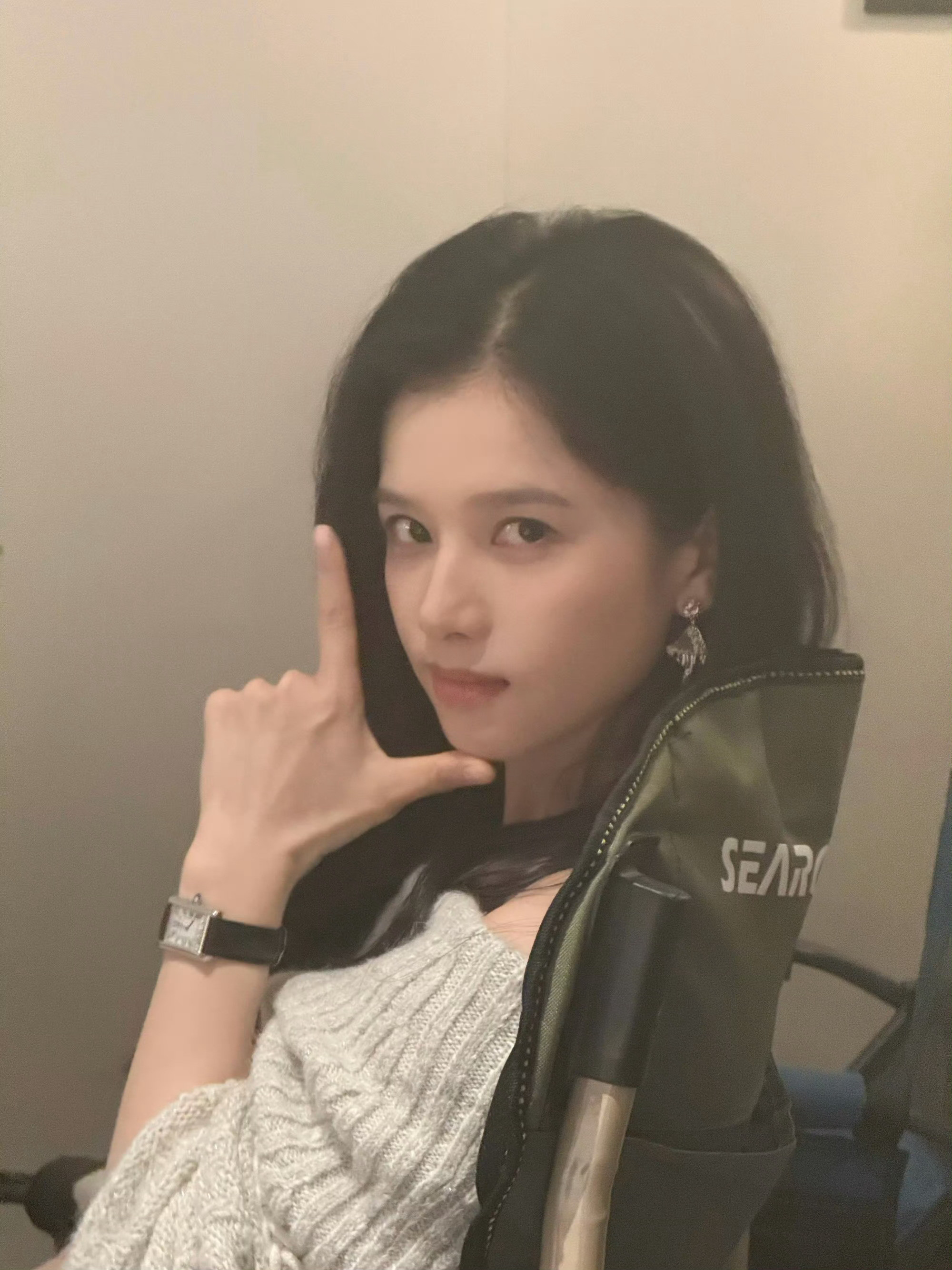 张婧仪这个红色裙子还有没有物料了太美了你好好拍戏我们一直在！