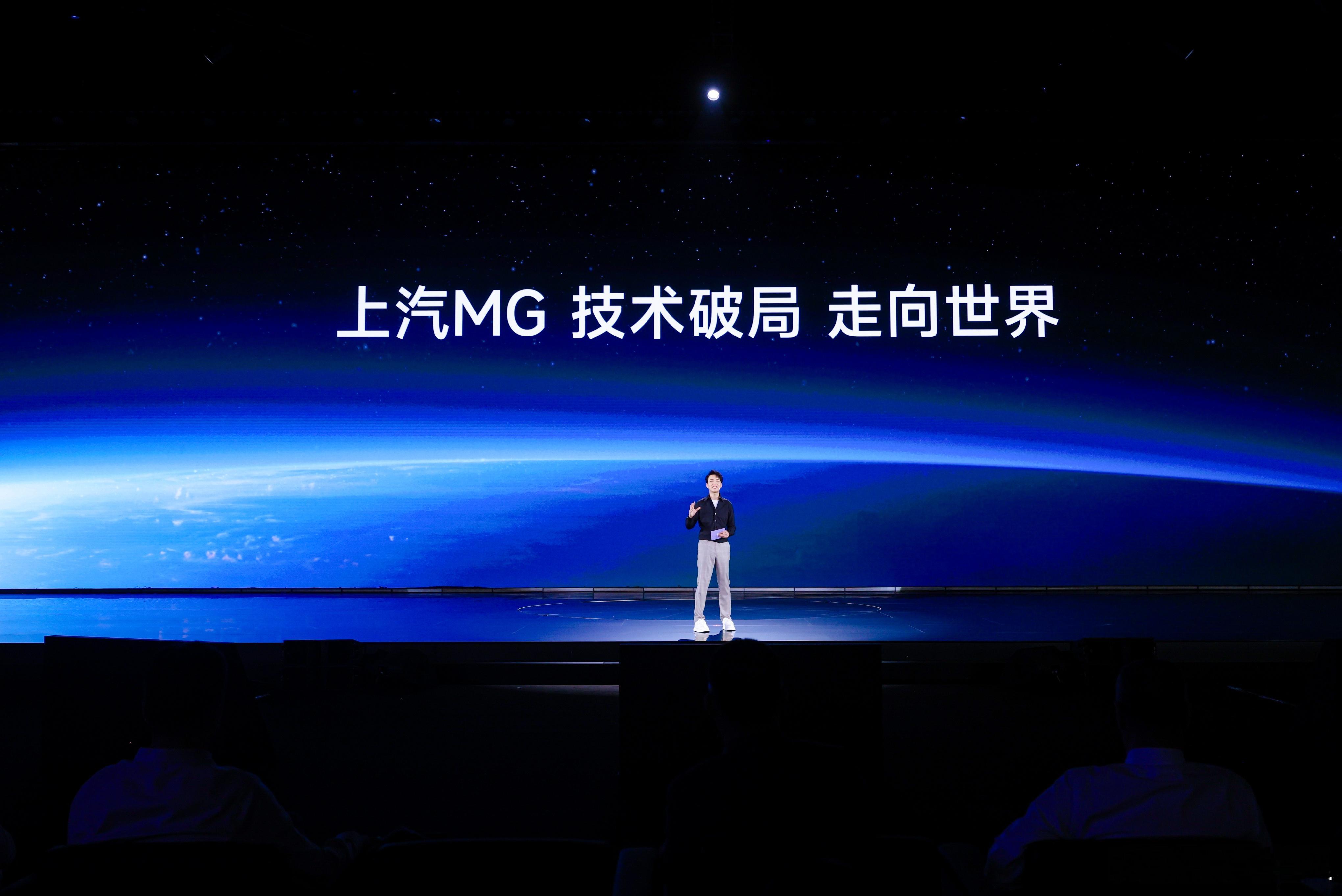 全新MG4卖爆背后的秘密！不到40分钟，大定突破10000台！全新MG4在成都车