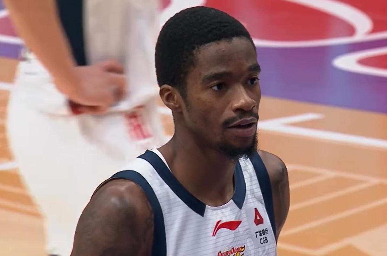 广东队辞退萨姆纳！广东队近期的外援调整，可谓一波三折、备受瞩目，就在球迷们翘首