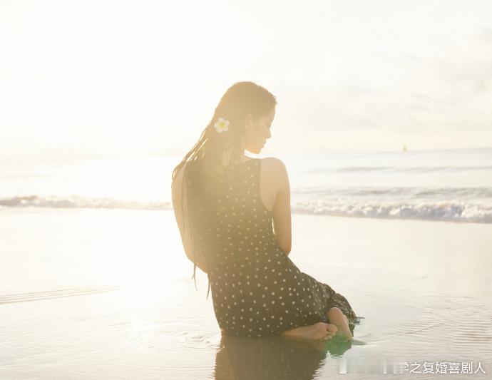 欧阳娜娜海边日出体验欧阳娜娜沙滩美人鱼在VOGUE海边假日活动中，欧阳娜娜