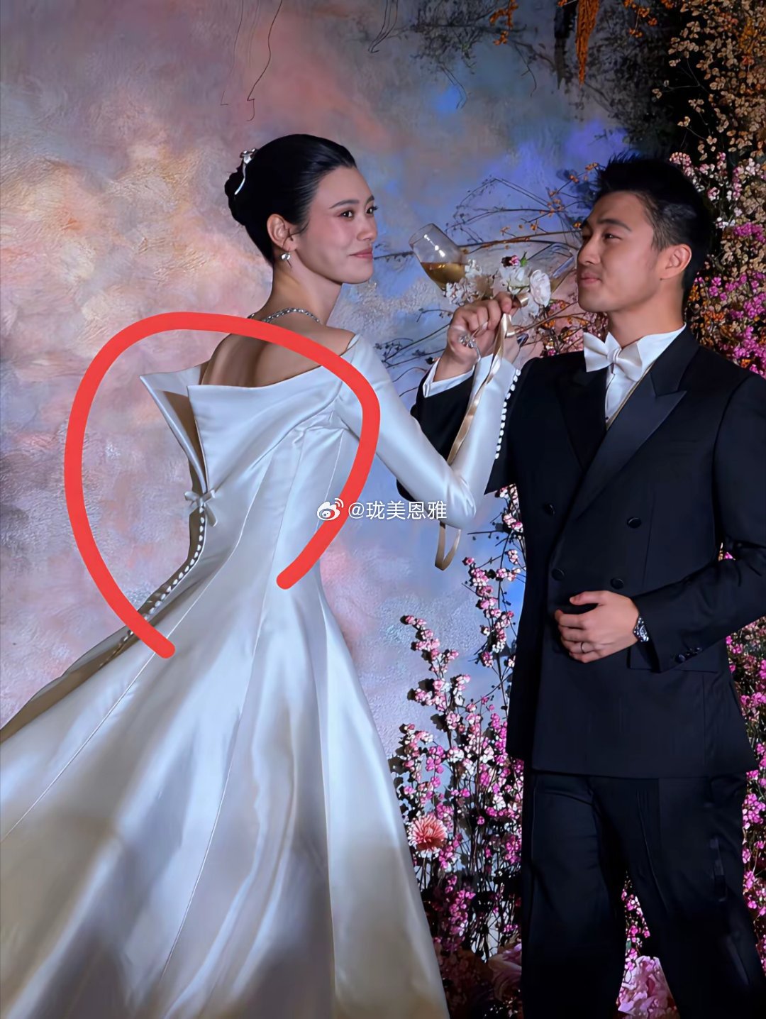 奚梦瑶好歹也是豪门阔太，怎么穿个衣服后面还没有合拢呢？​​​