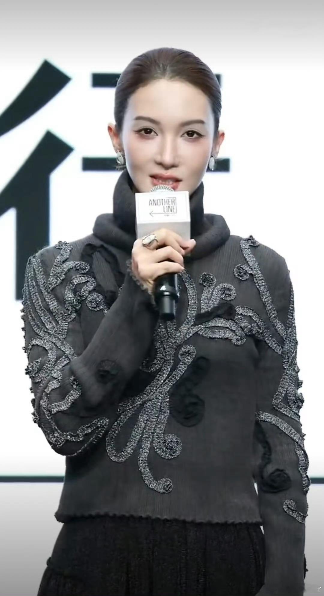 吓我一跳，原本我还在想是不是医美失败了原来是化妆失败了这还行这还行金晨再也不自