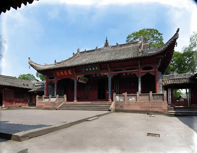 这是老照片里的四川保宁府张飞庙（今阆中张飞庙），主殿是川北风格的木结构古建，飞檐