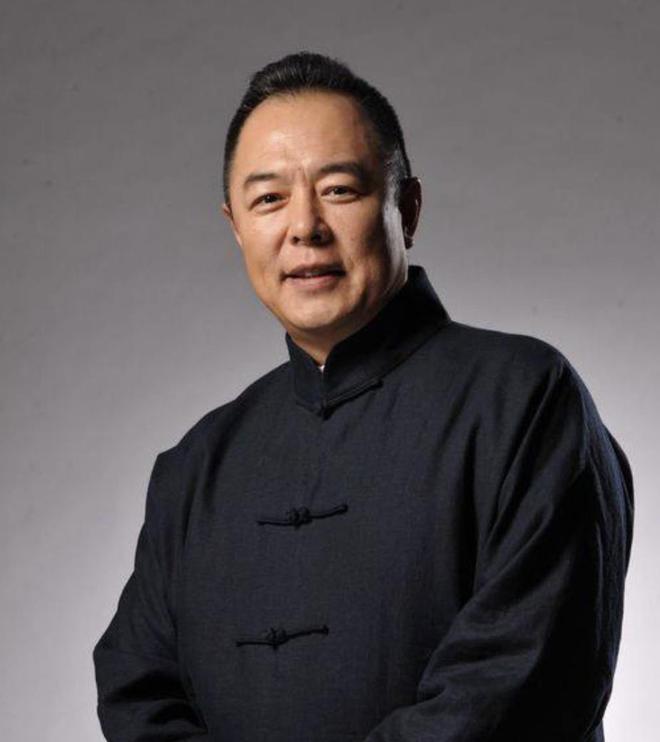 英国演员，张铁林曾说，有一次去三里屯，喝的头大，出来的时候，有人过来搭话，说他是