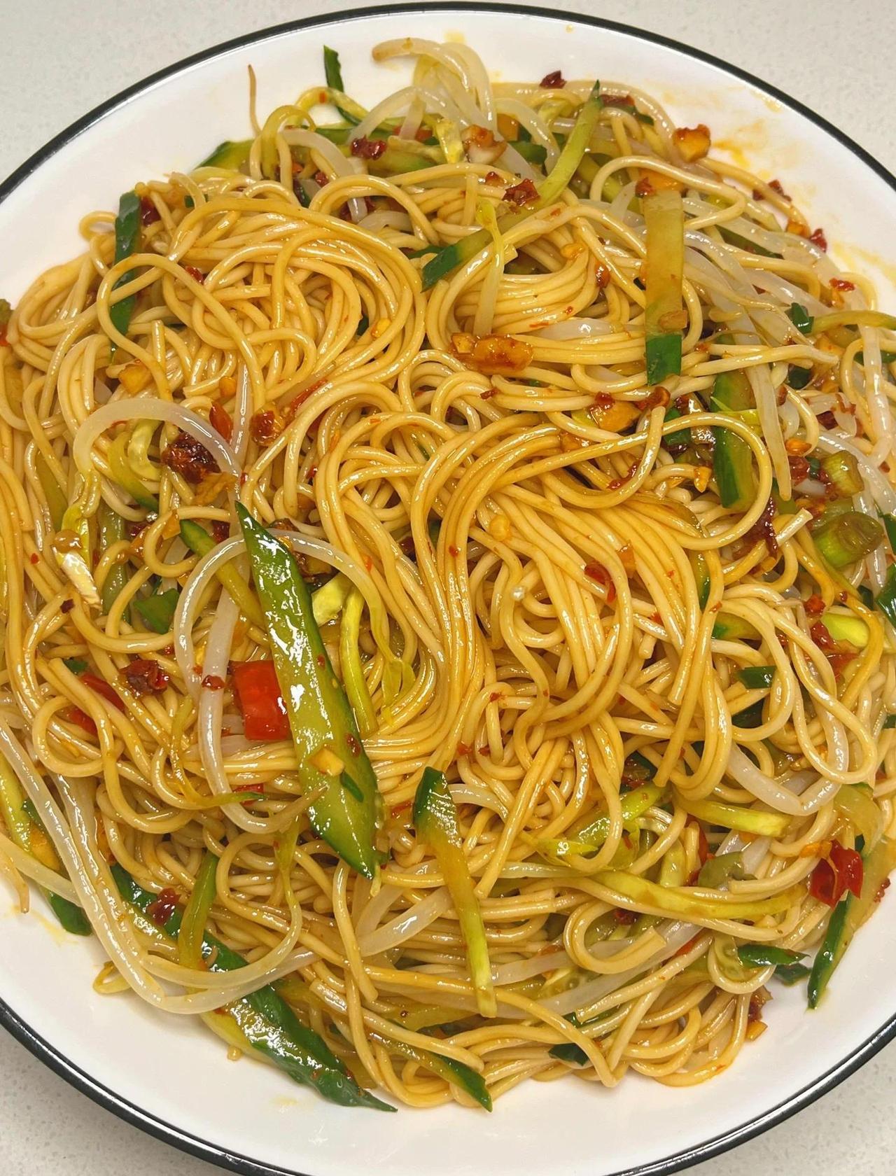 夏至时节，时令美食您吃对了吗？夏至美食1、夏至凉面、夏至馄饨、凉爽冰镇西瓜、