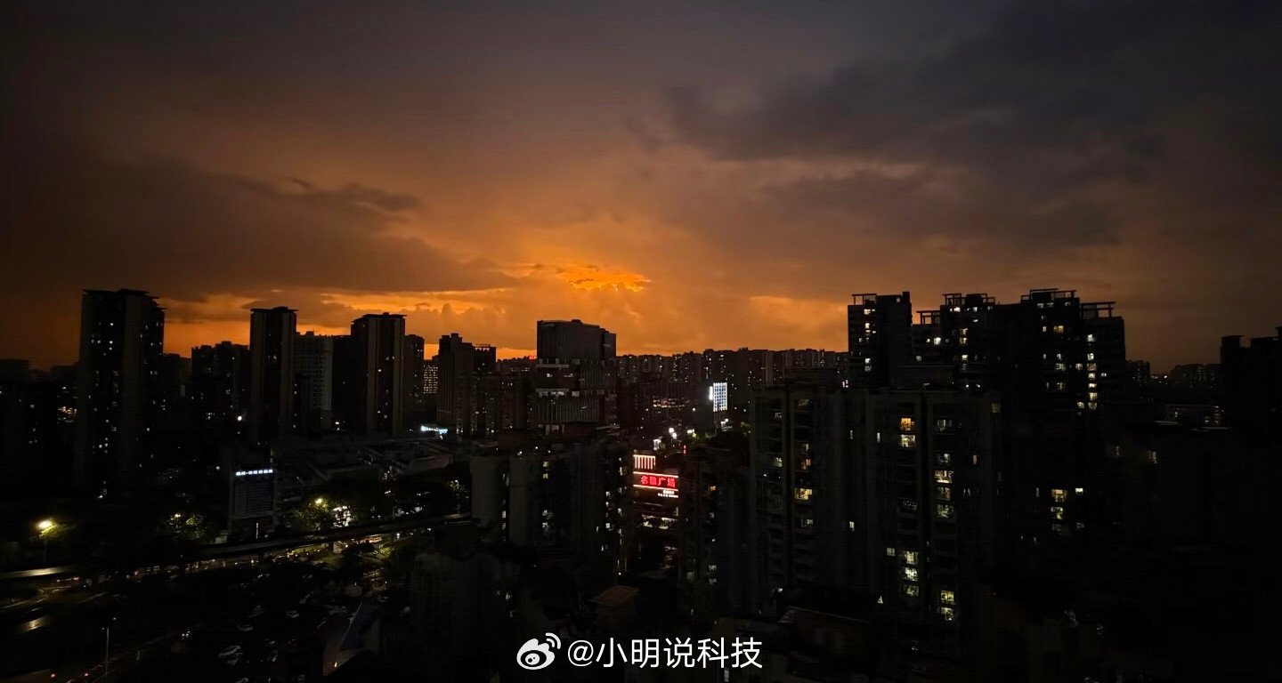 台风红霞台风来临时的天空，果然，越美丽的东西越危险。