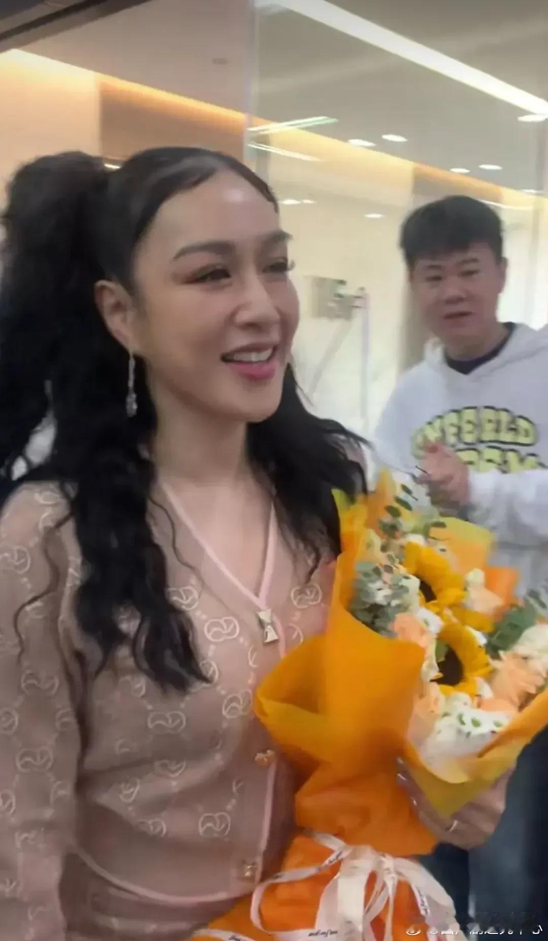 电视上看着一般般，真人还是保养得不错的，比很多同龄人状态好！