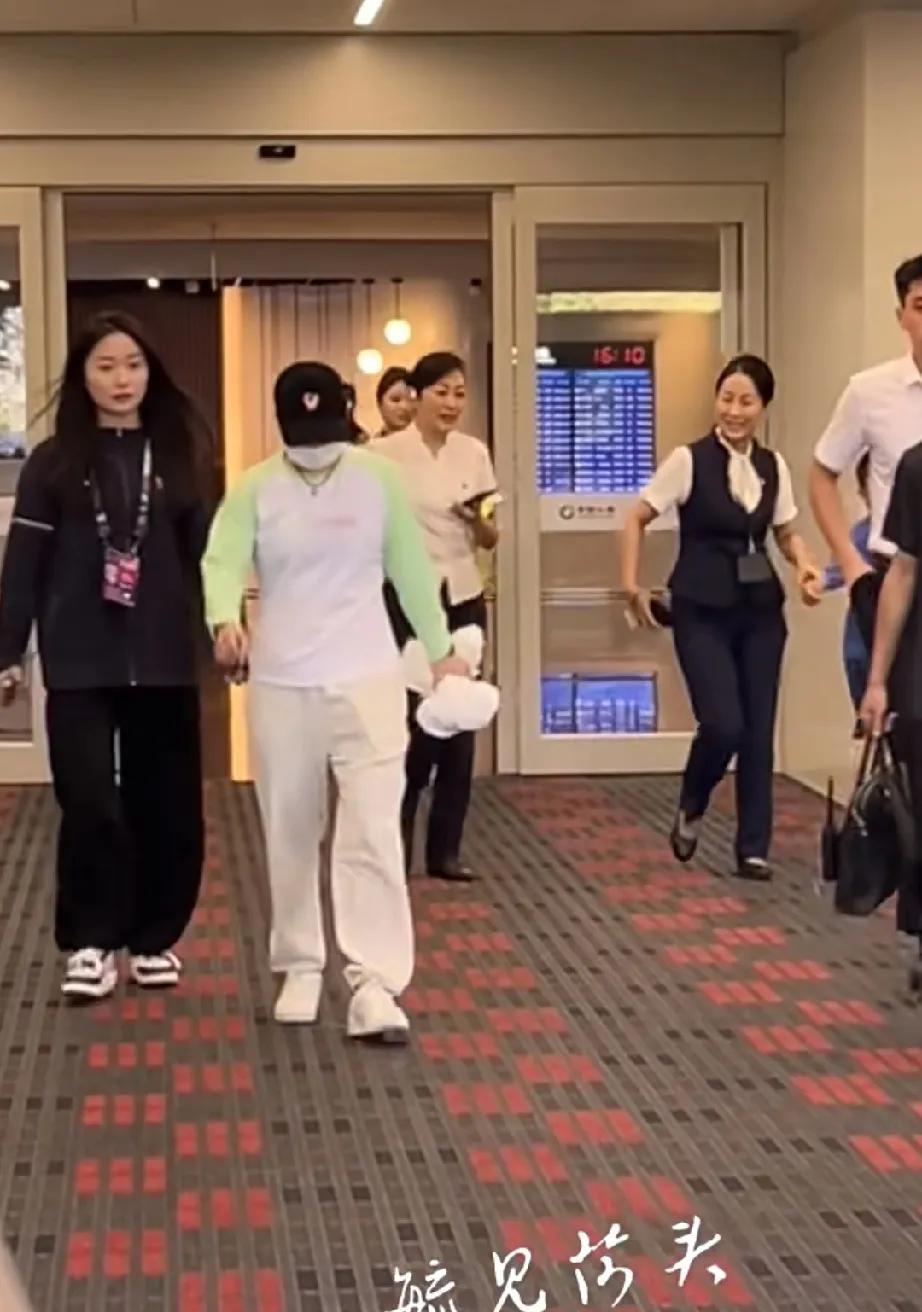 孙颖莎安全抵达乌鲁木齐，深大接机莎莎到新疆了，手拿着脱下来的外衣走出机场，穿着
