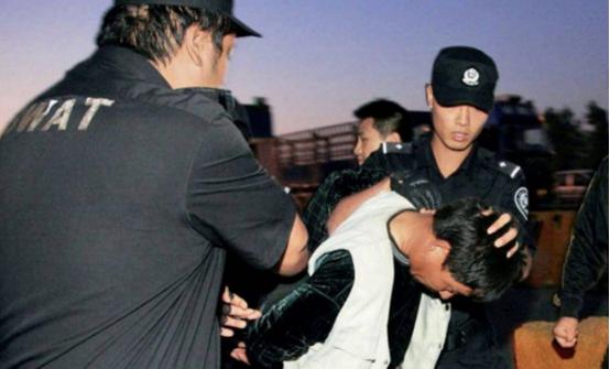 1992年，南京看守所一名死刑犯即将被执行死刑，可他却不愿放弃，一边哭着，一边想