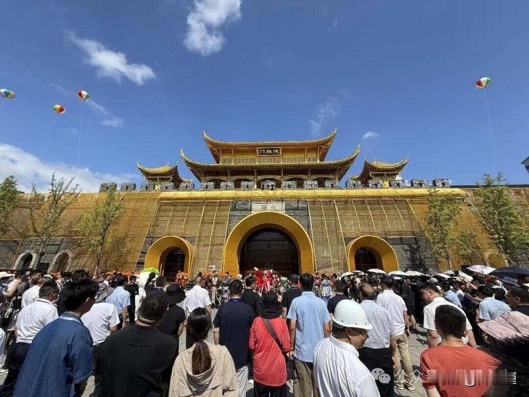 从日均卖票不足20张到全城爆红！24亿烂尾大庸古城涅槃重开，芒果接手彻底改命