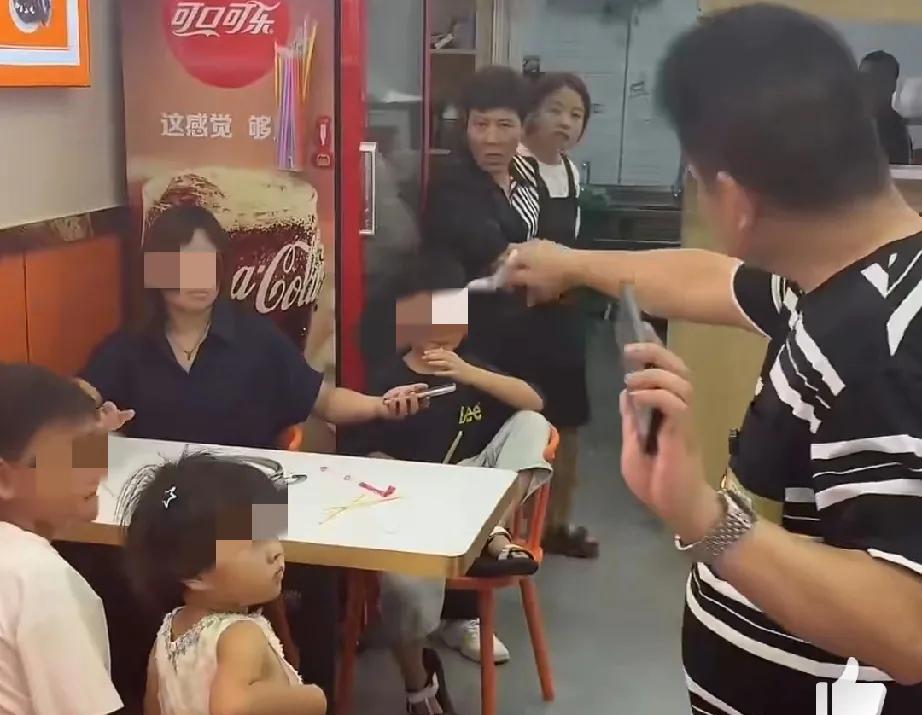 7个人吃一碗面这件事，她符合规则，但丢人。虽然老板说了免费续面，但是7个人只点