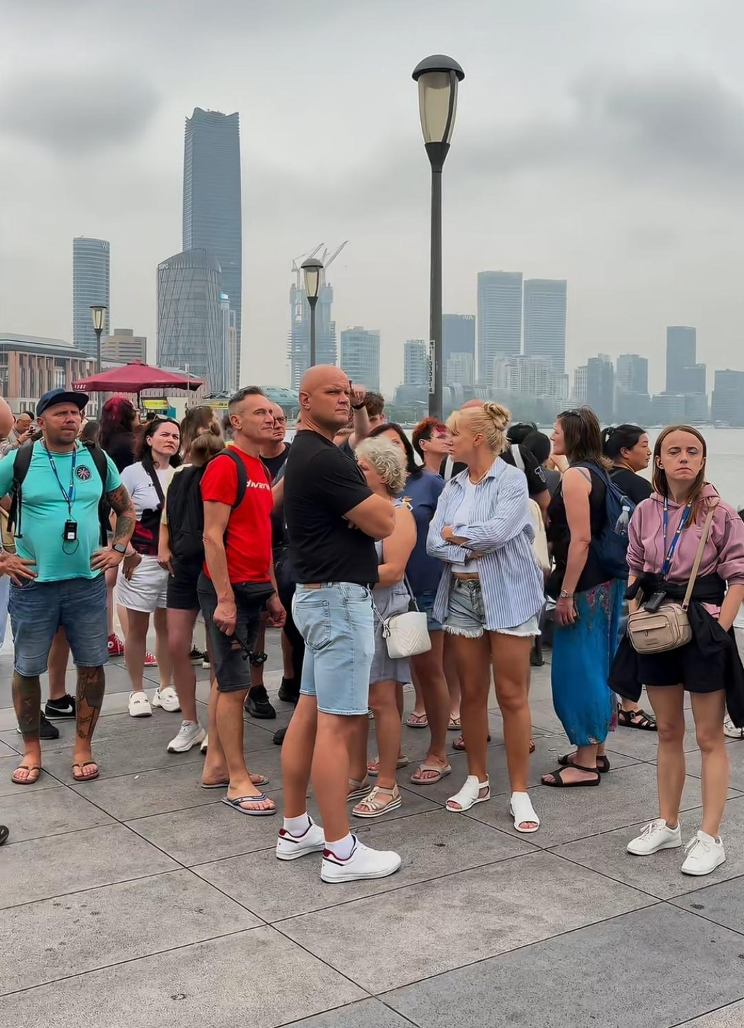 来到上海外滩旅游外国游客，脸上的表情耐人寻味！很少看见那种脸上挂着轻松笑容的