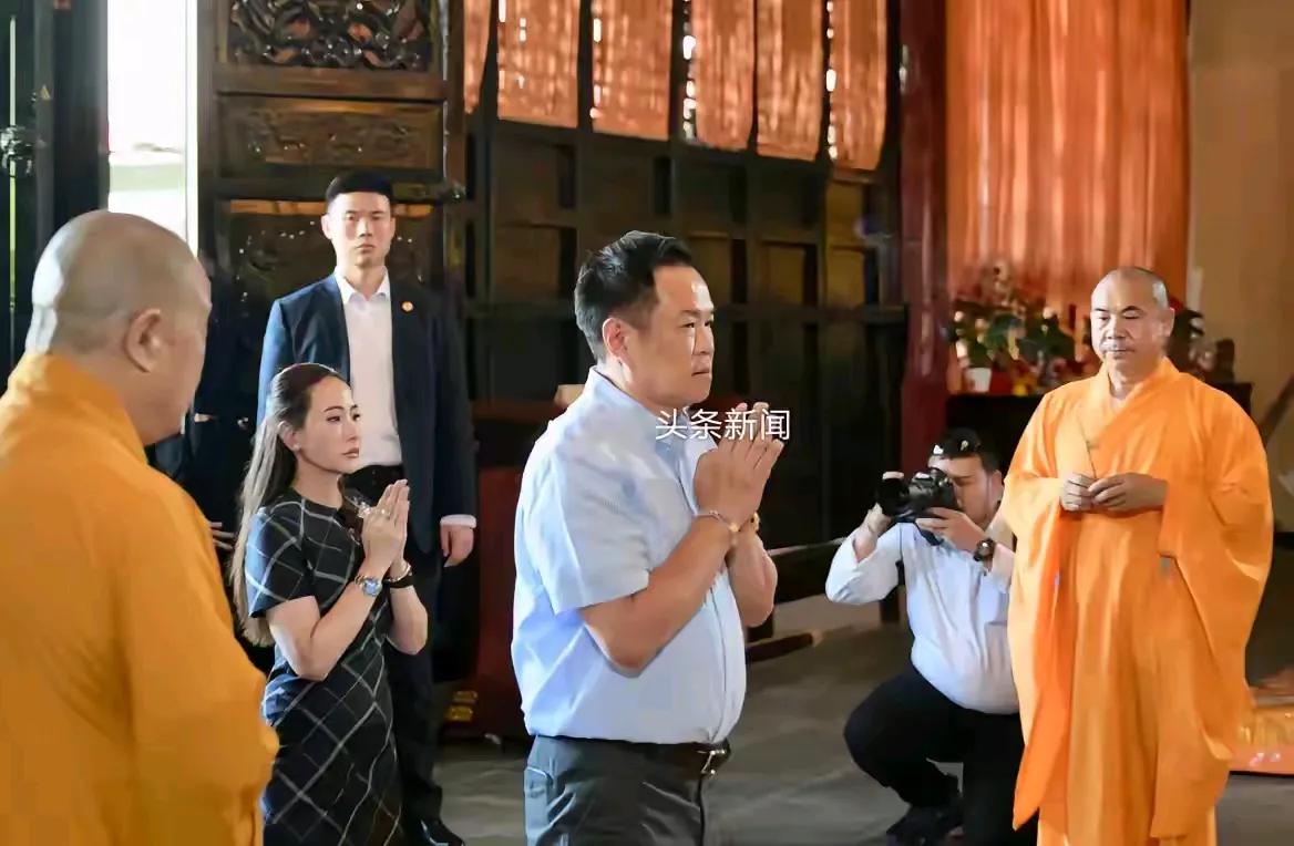 泰国总理阿努廷和夫人参观成都大熊猫研究基地和武侯祠。苏帕南身穿一袭蓝色长裙，突