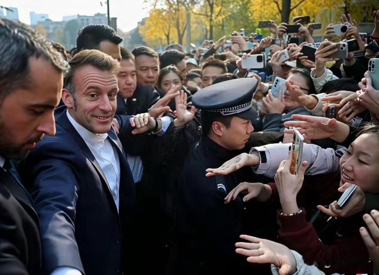 【支持率跌剩11%还敢作秀？马克龙跑去东方找自信，全是演技】刚看到马克龙出访
