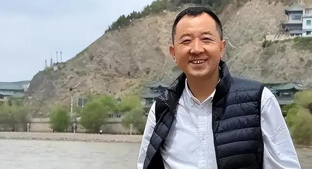 2011年，清华硕士陈行甲来到巴东任职后，意外发现，自己的前同事竟然能在北京二环