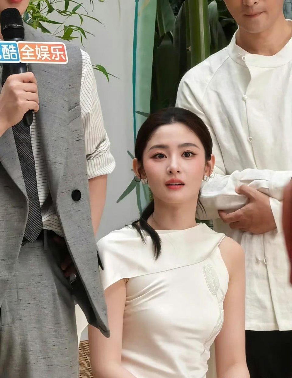 突然知道为什么于正会签赵晴了，真人好好看，感觉很大气温和的长相，再加上这曼妙的身