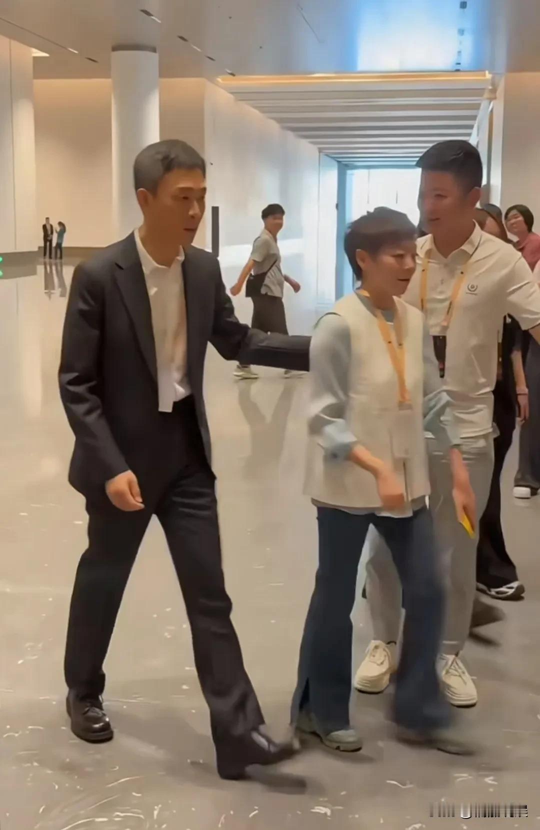 真是细节现人品啊，有时候看一个人下意识的行为，就知道他的人品。张译在参加金鸡百