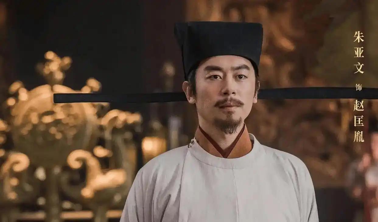 陈桥兵变后，赵匡胤入宫，符太后将幼帝柴宗训护在身后，问：“你对得起先帝的信任吗？