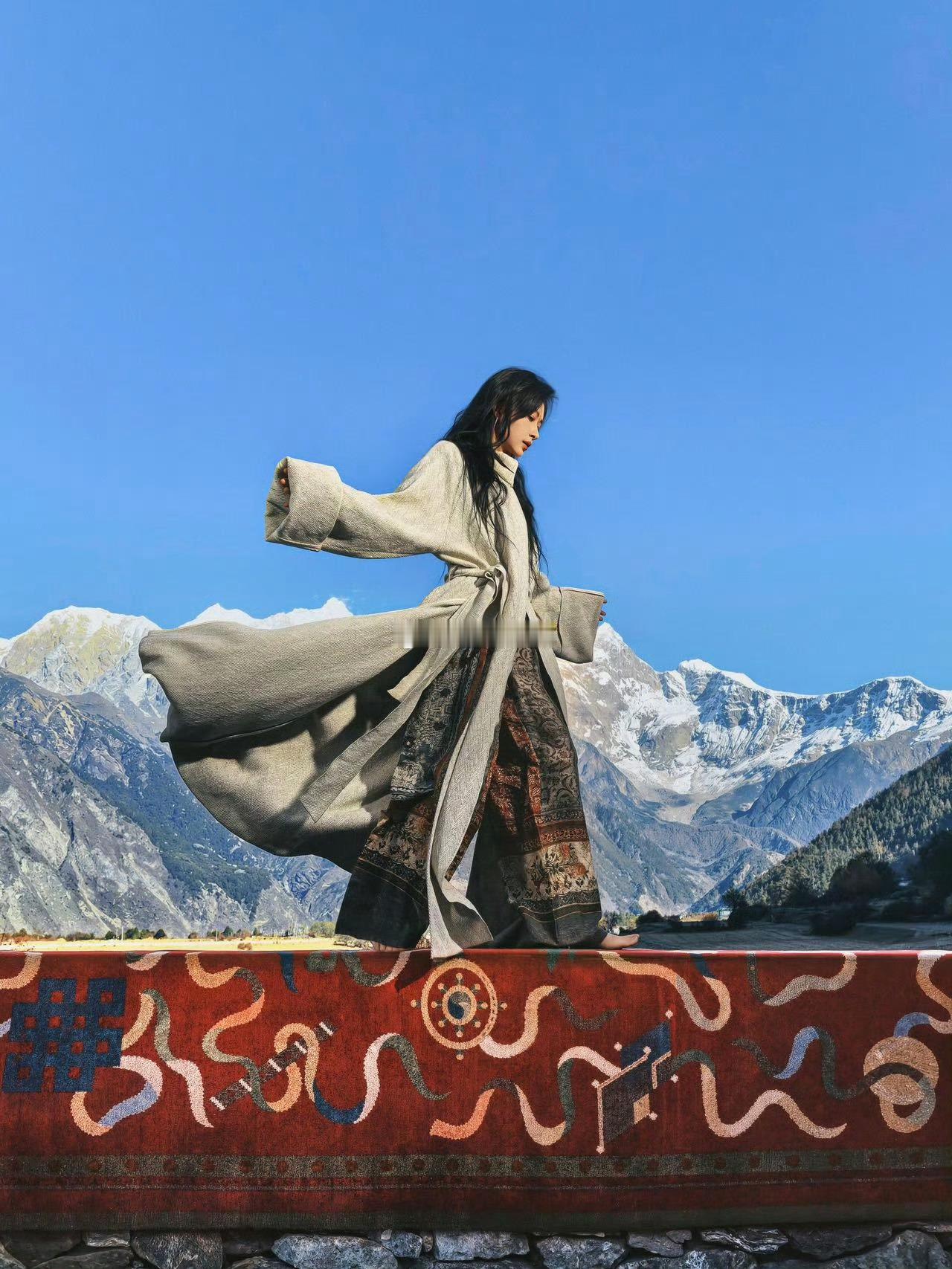 万茜公路文女主有脸了初见万茜的公路文女主扮相，仿若一阵自由的风拂过心间。她在路