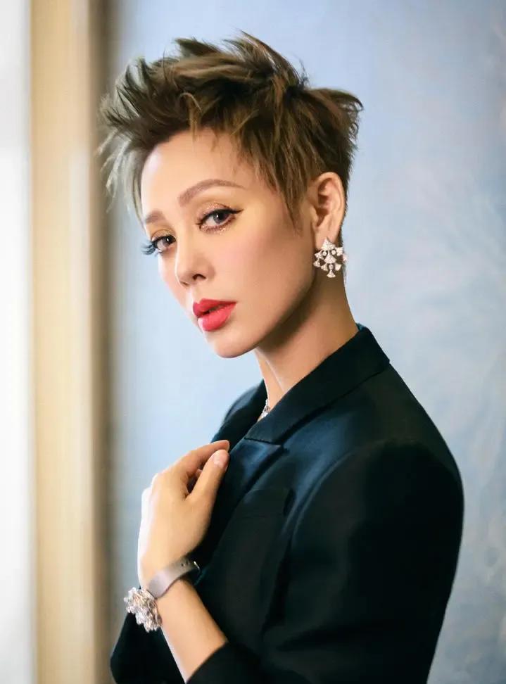 没想到，汪峰玩了一辈子鹰，却被宁静这只老鹰啄了眼睛。宁静在直播间谈到牵手事件，句