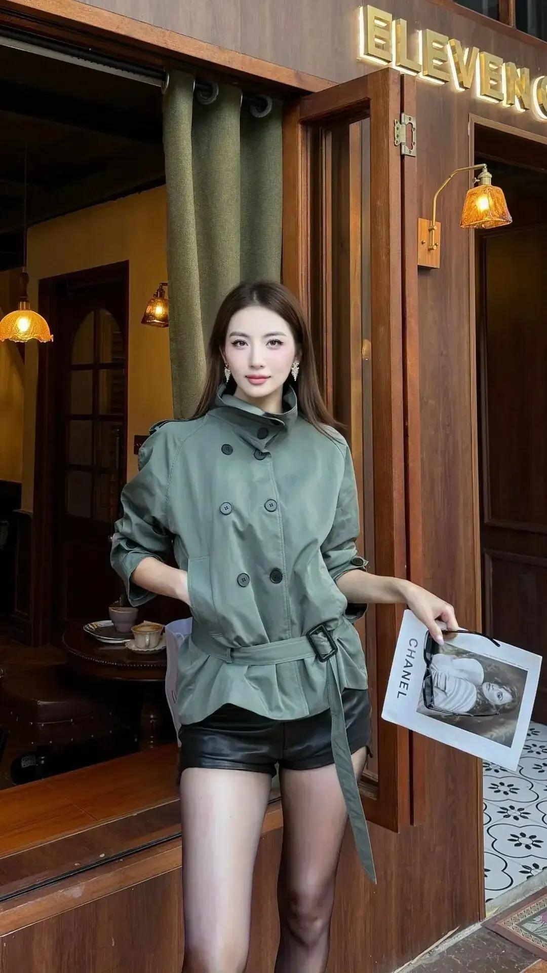 霓虹是城市的星群，而我的影子，是唯一没有灯光的星座。