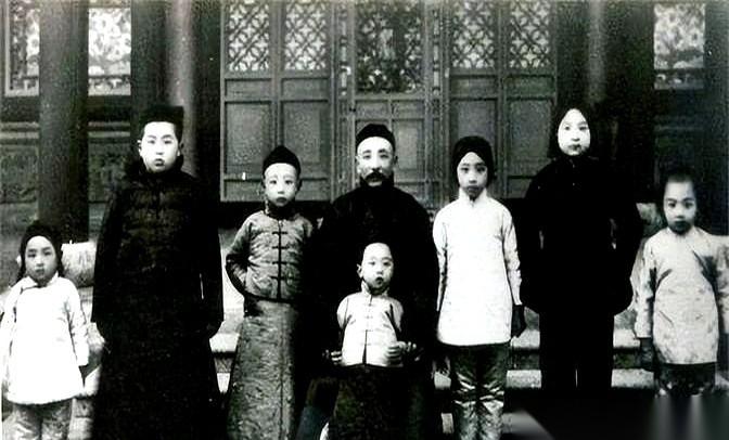 头都磕破了，血都流出来了，没用。张作霖看着跪在地上，哭得撕心裂肺的三姨太，心硬