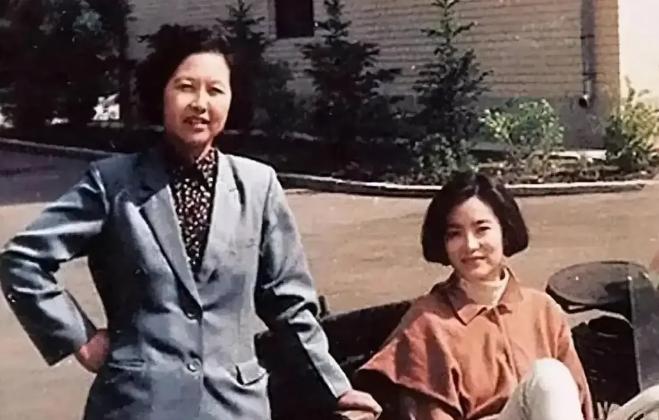 1990年，林青霞回长春寻找失散四十年的姐姐林莉，看着眼前的“中年村妇”，她百感