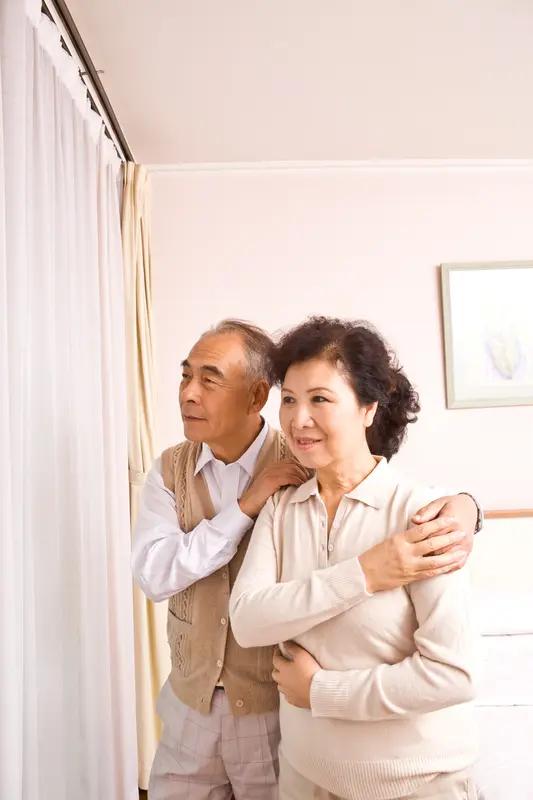 河南有一对老夫妻近来着实有些哭笑不得。他们的女儿嫁给了对门邻居，老两口本想着女儿
