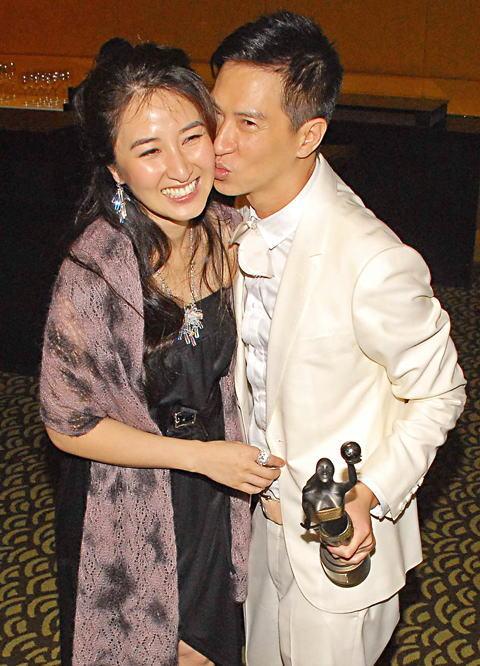 当年，张家辉在女友关咏荷的别墅洗了个澡后，出来就提分手:“我住的房子都没