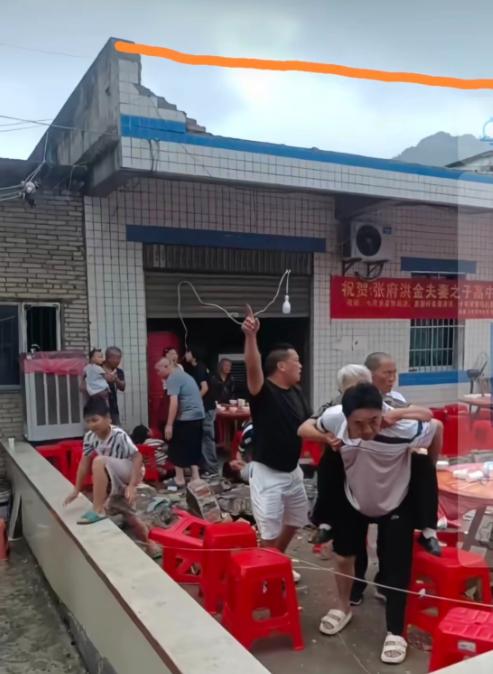 宜宾长宁升学宴这事，看到后续网友拍摄的视频，终于明白是怎么回事了！倒塌的是一楼的