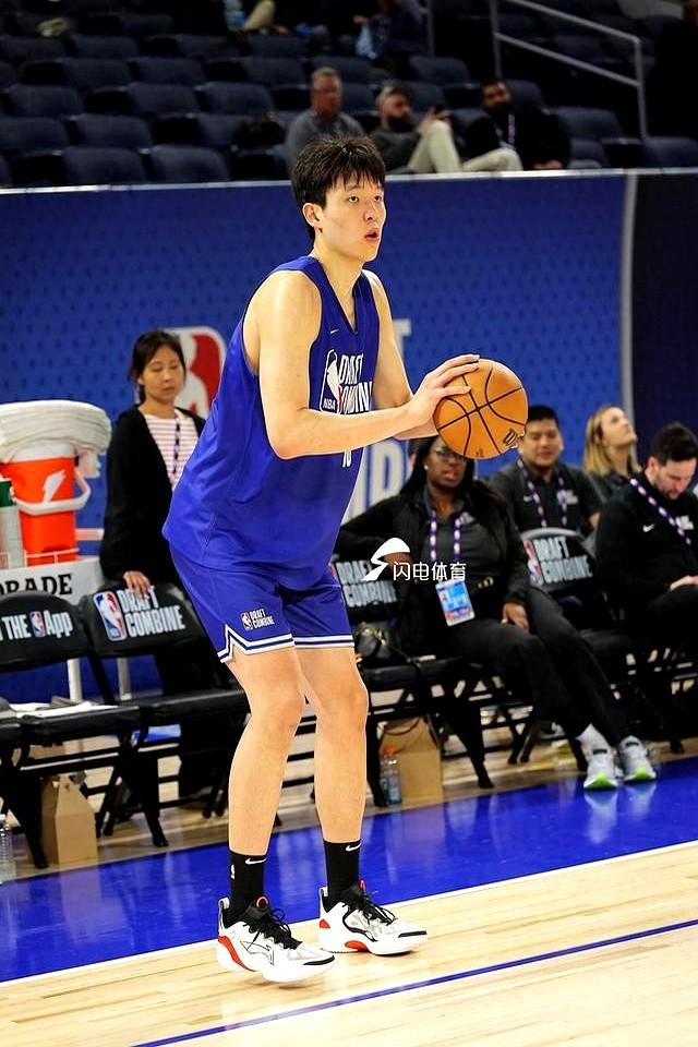 谁说中国篮球没希望？杨瀚森这小子，手掌大的惊人，直接杀进NBA选秀联合试训了！都