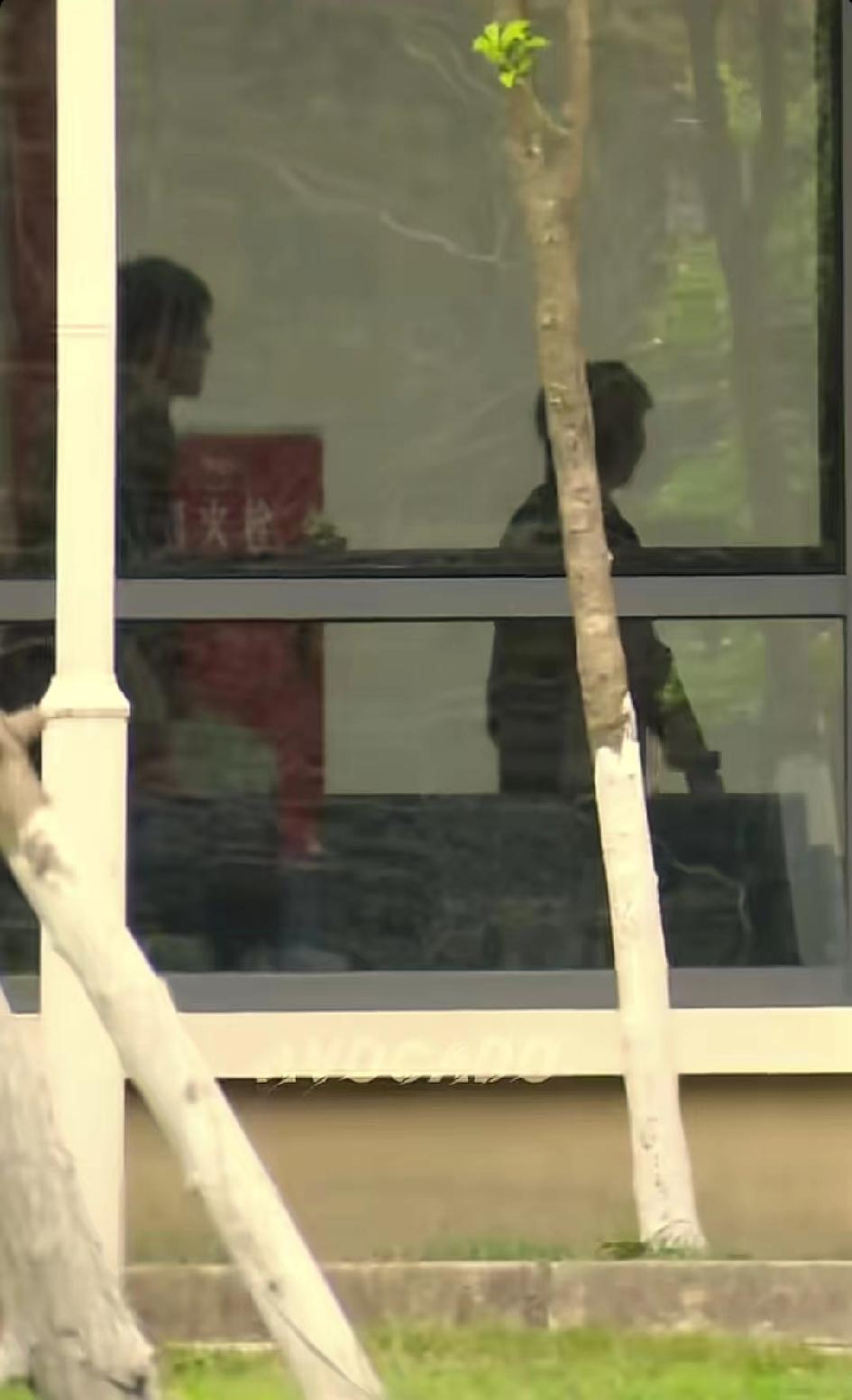 鲜活小莎，在笑着在闹着我们小莎今天好开心呀！跟小温瑞博一起打匹克球赢了还击