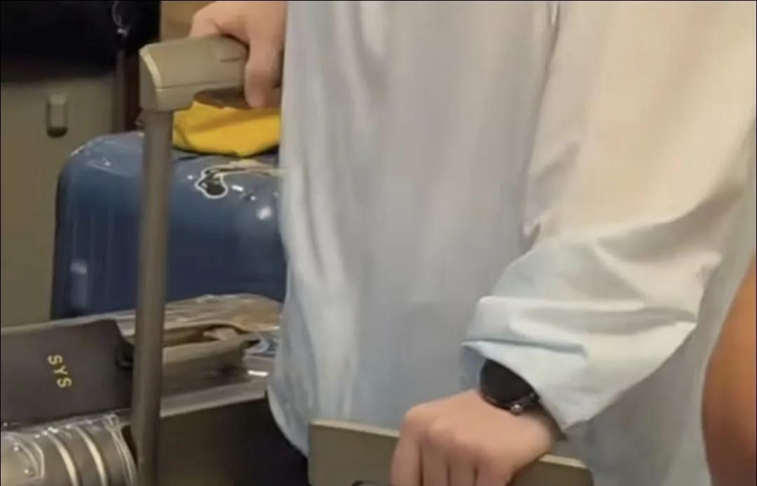 莎莎换了行李箱。以前记得莎莎的行李箱是白色的，可能经常乘坐飞机托运，磨损严重了